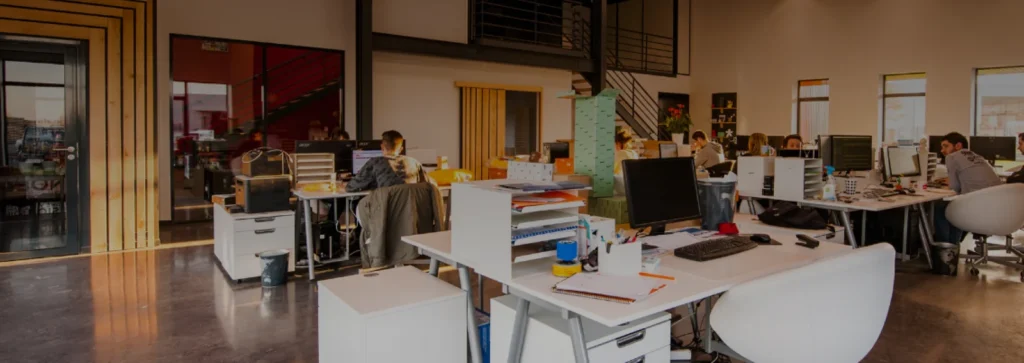 Escritório moderno da Seguraliza, corretora de seguros com atendimento nacional e soluções personalizadas.