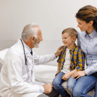 Médico atendendo paciente em consulta representando plano de saúde ambulatorial e convênio médico