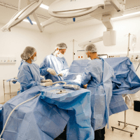Equipe médica em cirurgia representando plano de saúde hospitalar e convênio médico