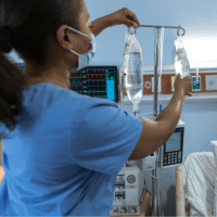 Profissional de saúde em ambiente hospitalar representando plano de saúde com cobertura completa