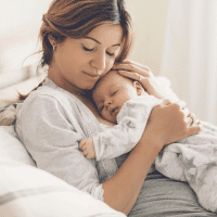 Mãe com bebê representando plano de saúde com obstetrícia e convênio médico familiar