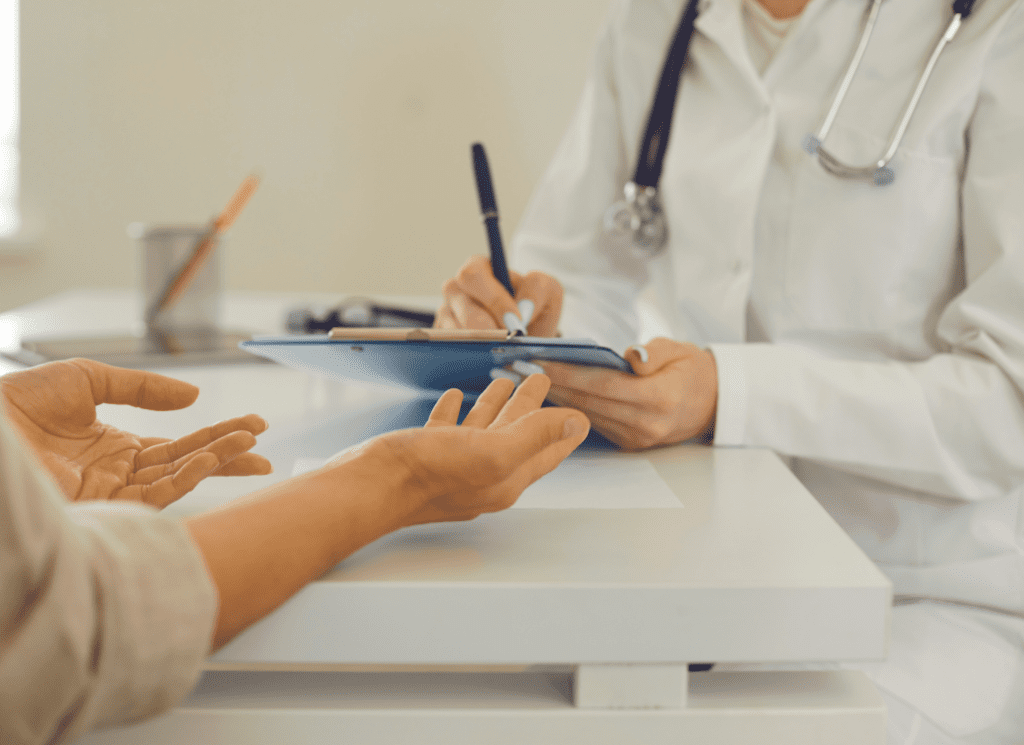Médico atendendo paciente para explicar plano de saúde com e sem coparticipação