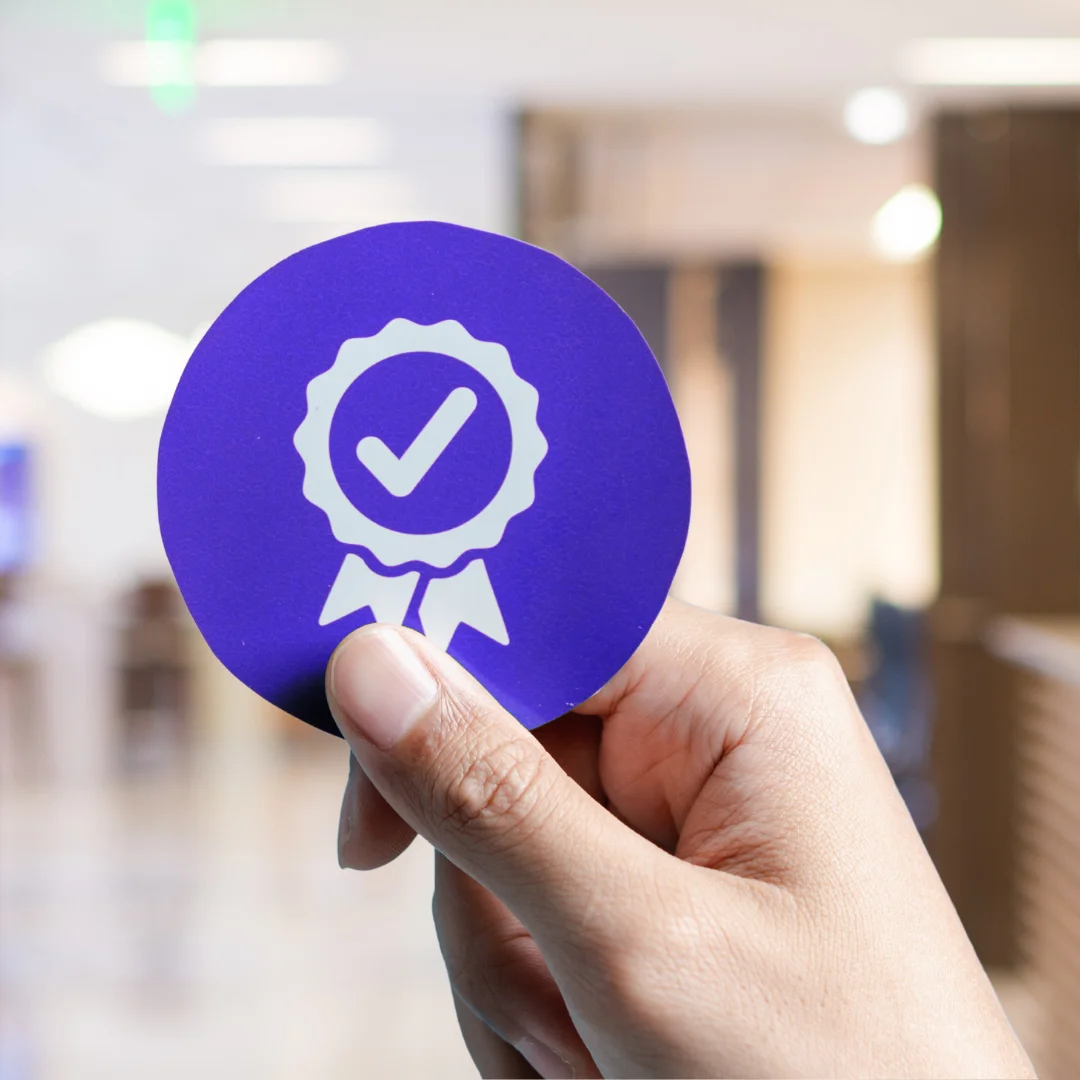 Selo de certificação representando a credibilidade da Seguraliza, corretora de seguros, na cotação online de seguros e benefícios.