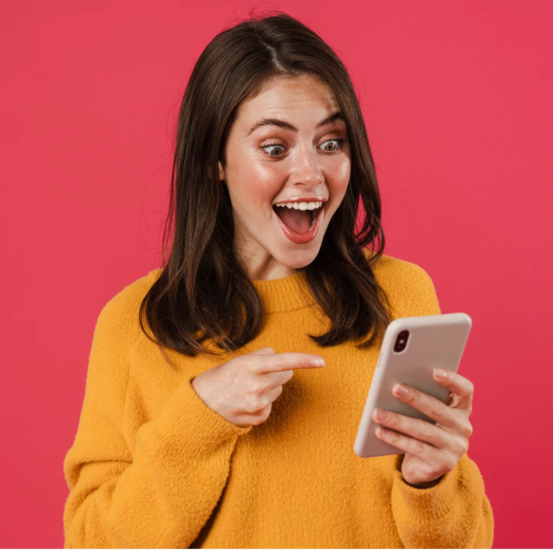 Mulher usando celular representando a facilidade da Seguraliza na cotação online de seguros e benefícios.