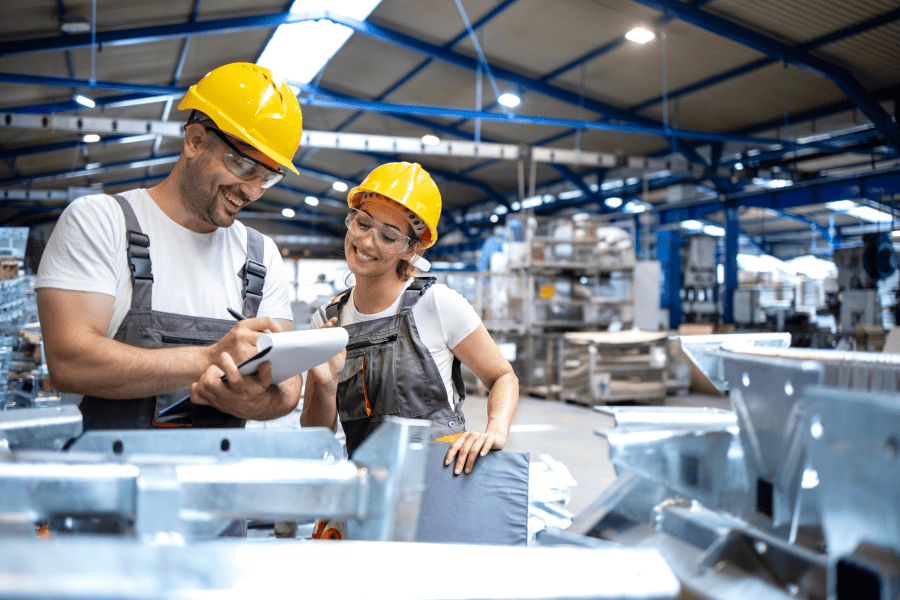 Colaboradores em ambiente industrial representando plano de saúde empresarial e convênio médico para empresas