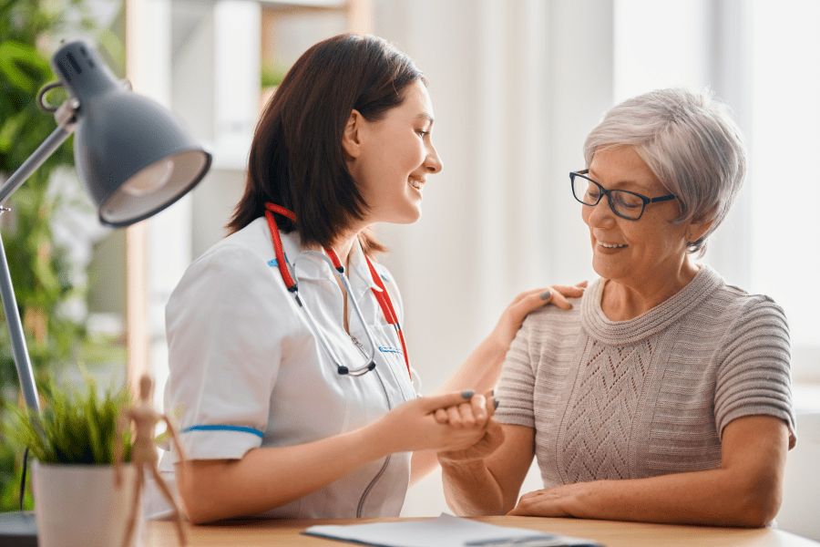 Médica atendendo idosa em consulta de plano de saúde e convênio médico