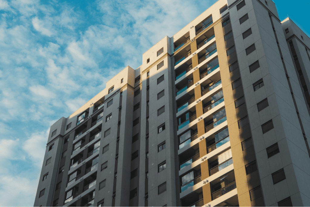 Prédio residencial representando seguro residencial para casa e apartamento na Seguraliza.