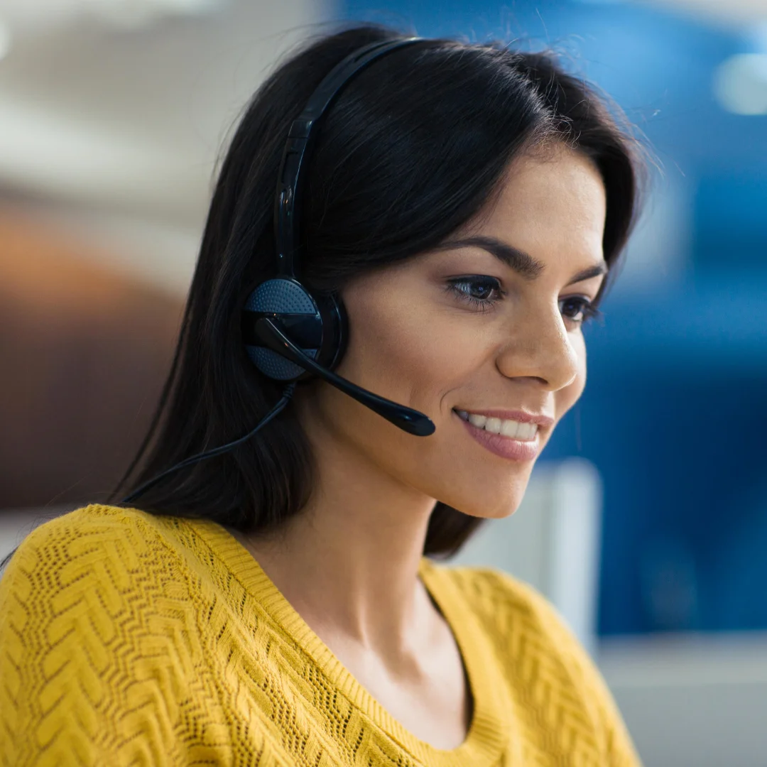 Mulher usando headset representando o suporte da Seguraliza na cotação online de seguros e benefícios.